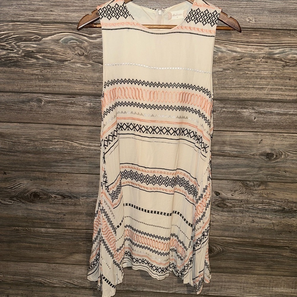 Altar’d State Sleeveless Cream Geometric Embroidery Handkerchief Hem Sz Medium